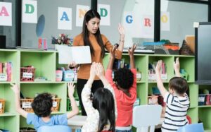 Teachers supporting activity-based learning in school
